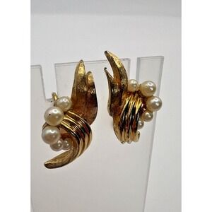 Vintage Coro Pearl Screw Back Earrings Classic Gold Mid‎ Century 1950s Elegant
